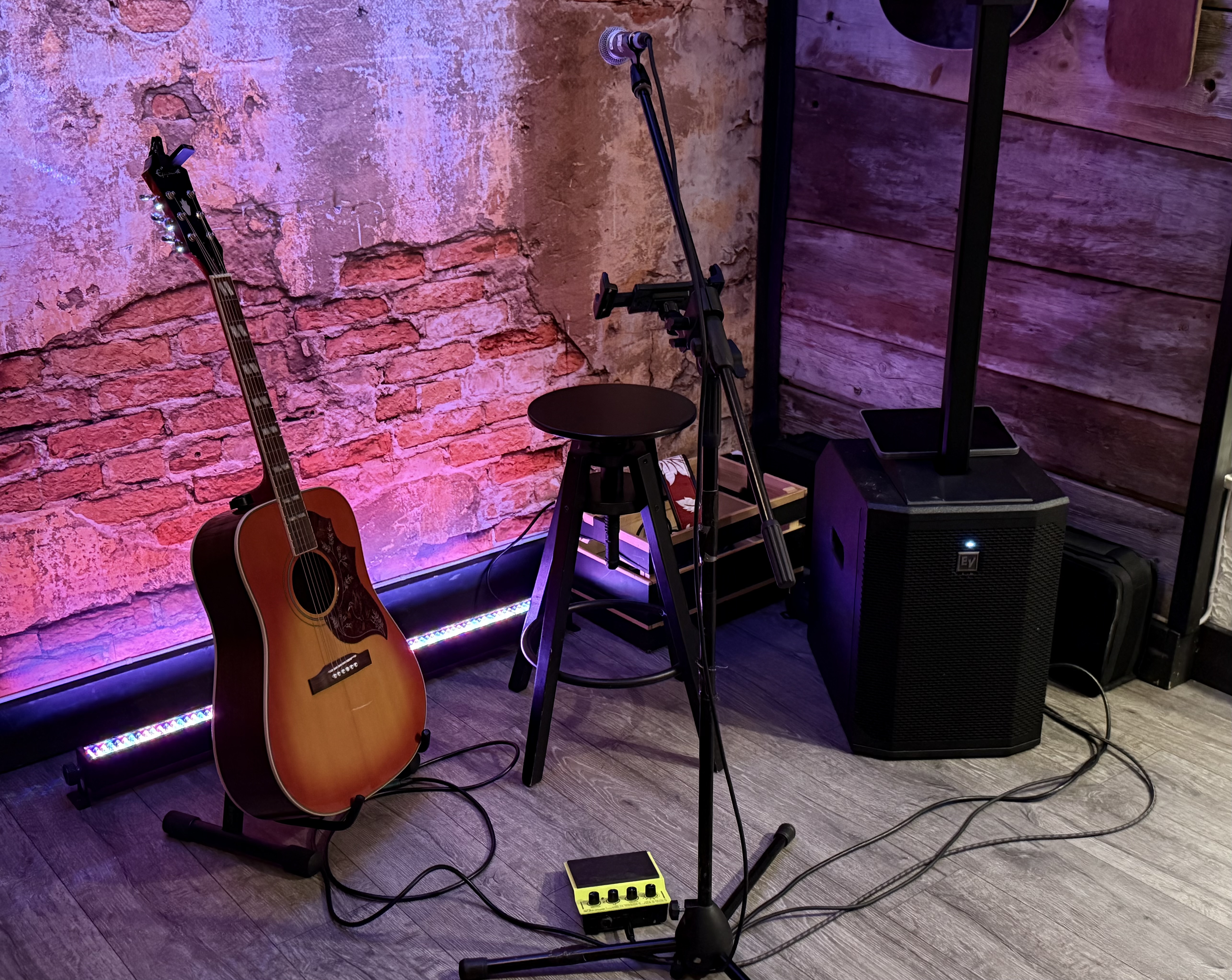 Ronny Trubadur spiller live på scene i Trondheim