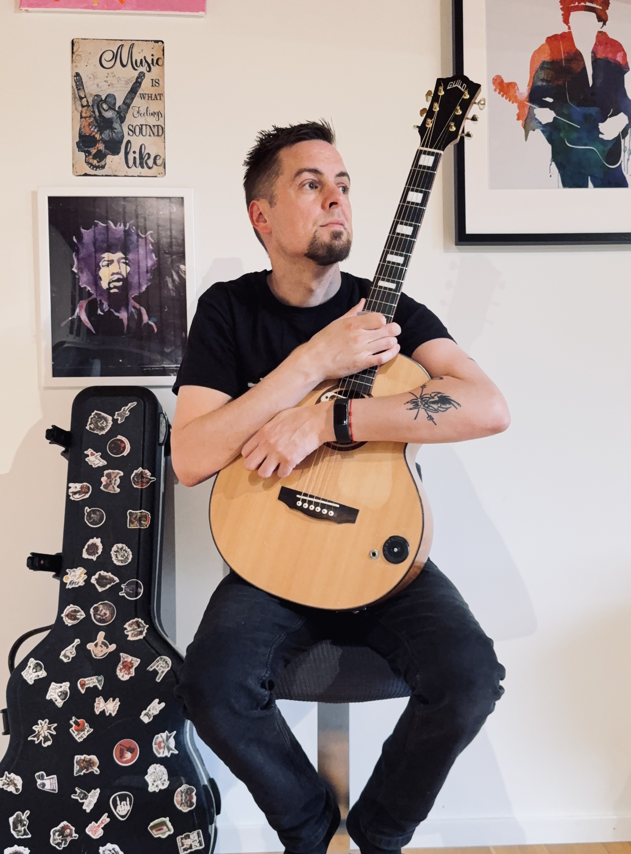 Ronny Trubadur med akustisk gitar
